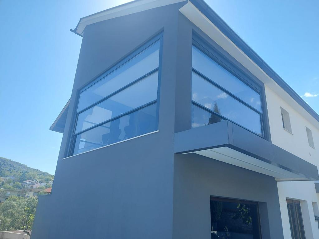 آیا پنجره گیوتینی ایمن است؟ بررسی سیستم‌های قفل و امنیت