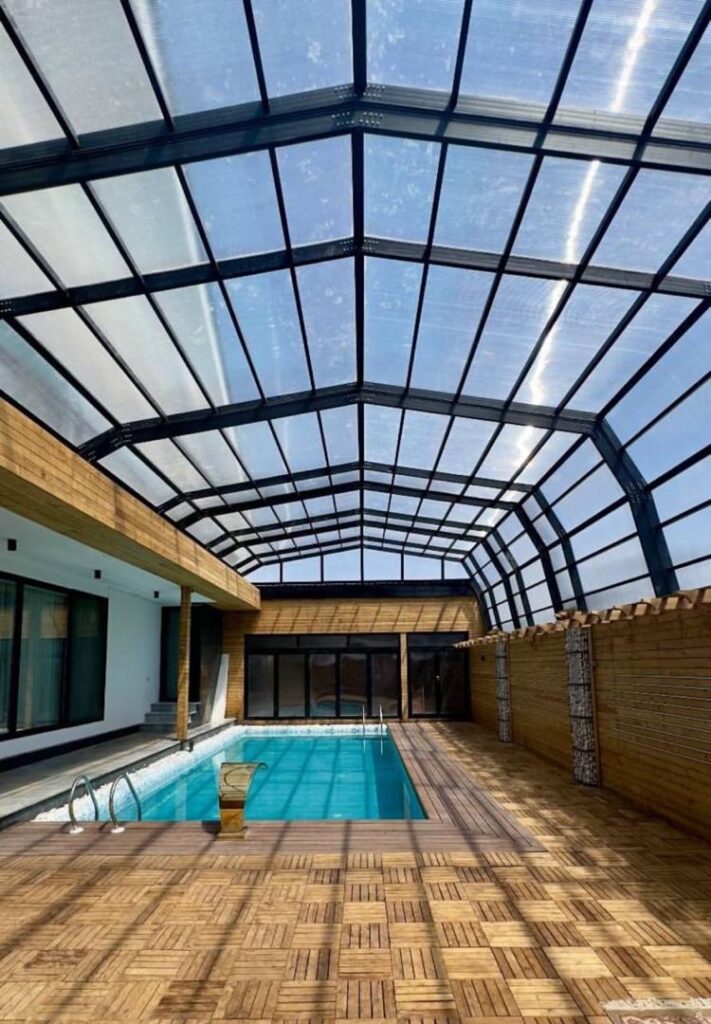 چگونه سقف متحرک استخر از تبخیر آب و کاهش مصرف انرژی جلوگیری می‌کند؟