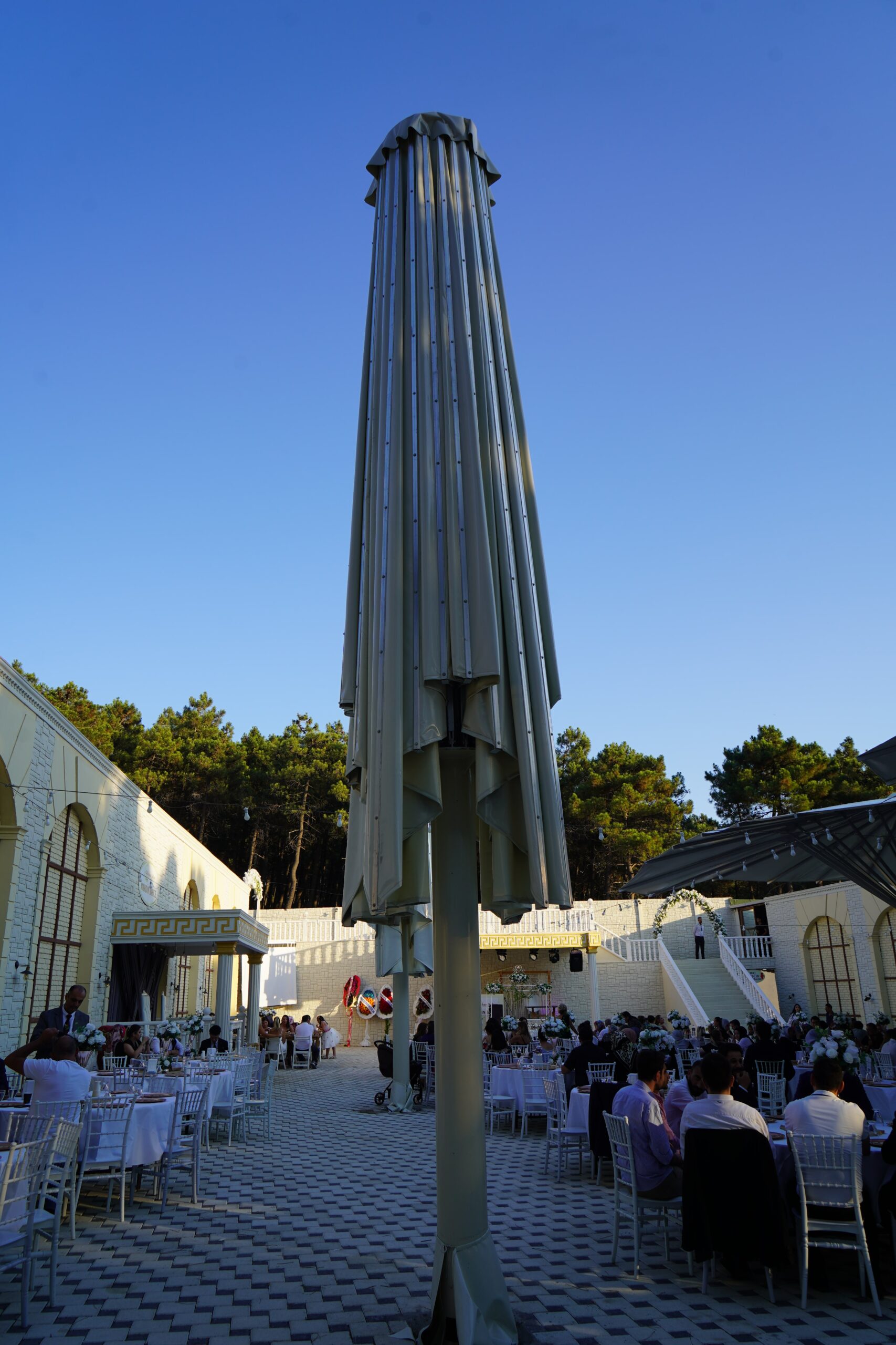 چتر هیدرولیکی بزرگ در حالت بسته